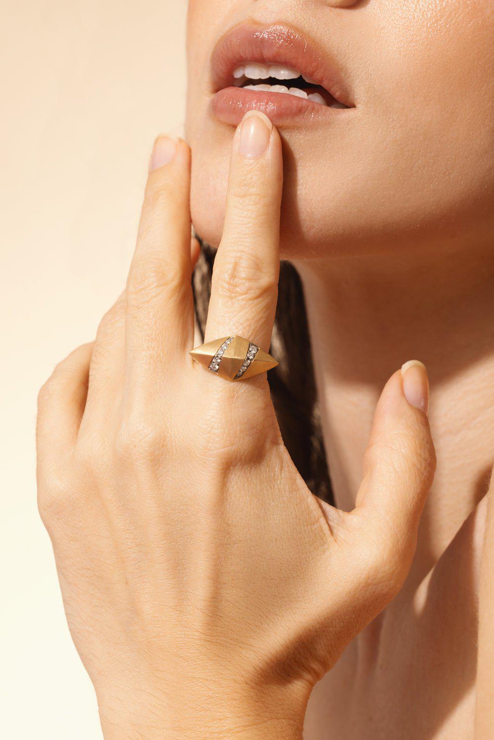 ARUNASHI-Yin-Yang Pyramid Ring-YELLOW GOLD