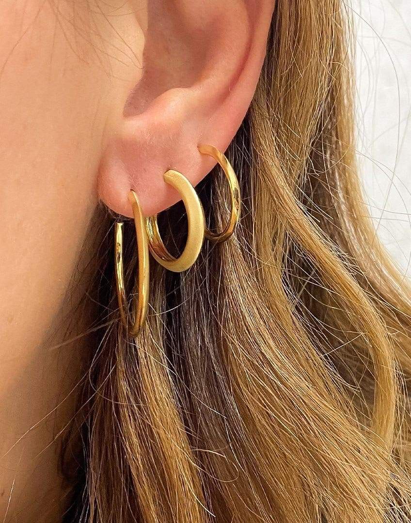 JADE TRAU-4mm Knife Edge Hoops-YELLOW GOLD